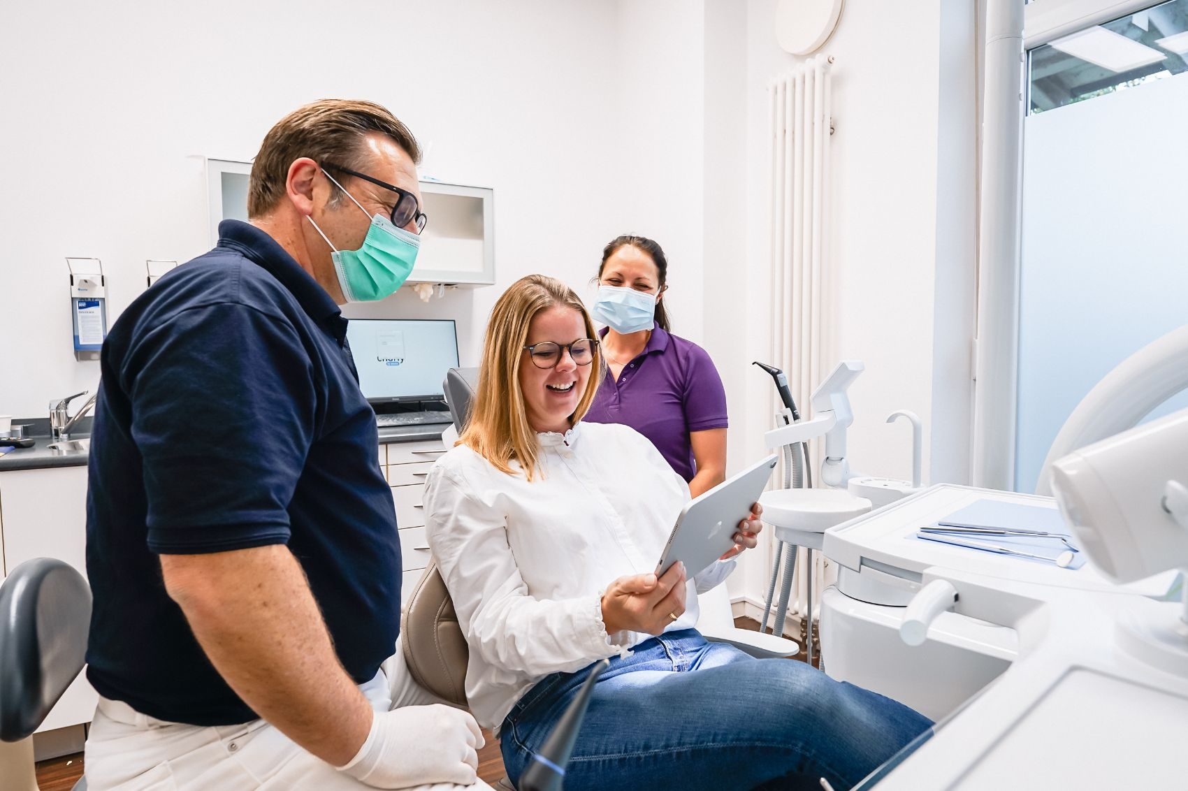 Zahnarzt erklärt einer Patientin das Röntgenbild